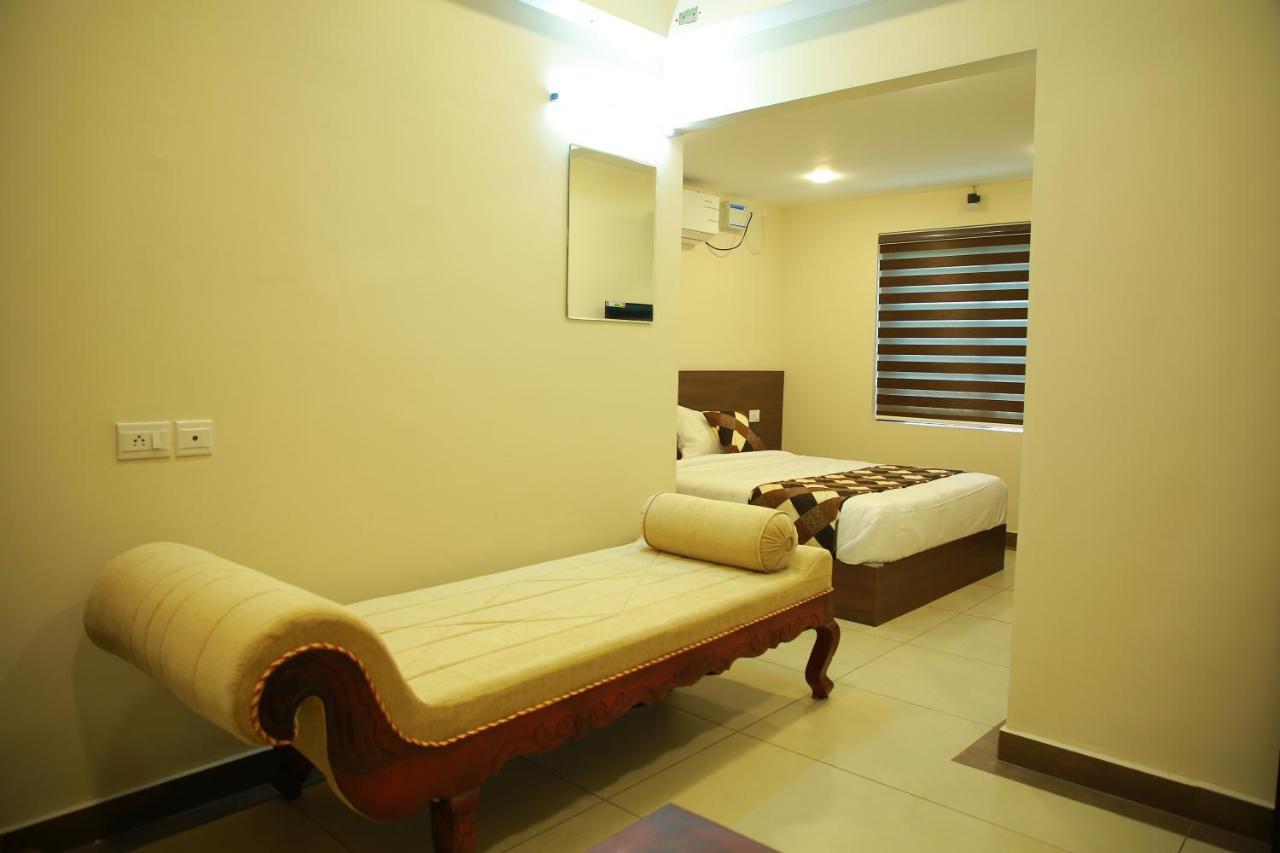 Kunnamkulam Kalathil Tourist Home מראה חיצוני תמונה